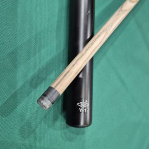 چوب بیلیارد ۲‌تیکه برند SLP مدل کلاسیک تجربه‌ای متفاوت از دقت و کنترل در بازی بیلیارد. این چوب با طراحی استاندارد ۲تیکه، از چوب افرا (Maple) باکیفیت ساخته شده و انتخابی ایده‌آل برای بازیکنان سطح متوسط تا پیشرفته است که به دنبال تعادل عالی و حمل‌ونقل آسان هستند.