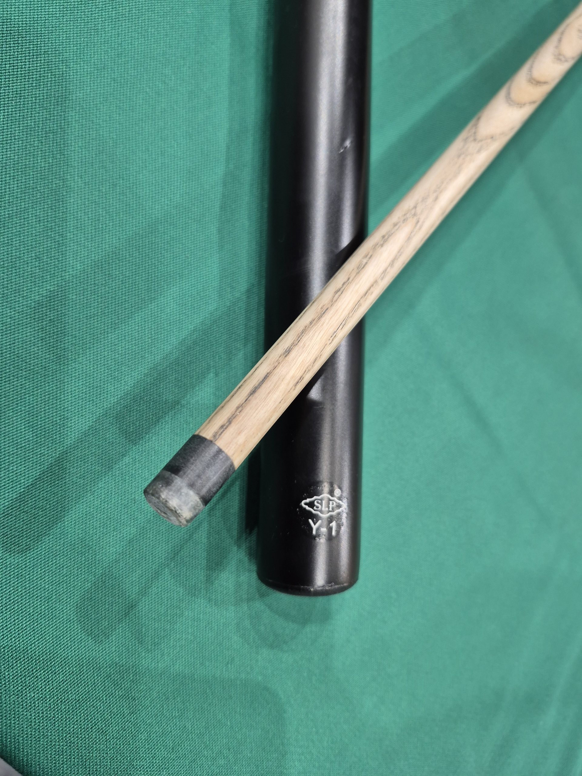 چوب بیلیارد ۲‌تیکه برند SLP مدل کلاسیک تجربه‌ای متفاوت از دقت و کنترل در بازی بیلیارد. این چوب با طراحی استاندارد ۲تیکه، از چوب افرا (Maple) باکیفیت ساخته شده و انتخابی ایده‌آل برای بازیکنان سطح متوسط تا پیشرفته است که به دنبال تعادل عالی و حمل‌ونقل آسان هستند.